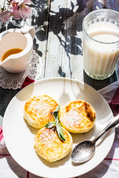 Keso pannkakor med mynta och pulver socker, blommor, b — Stockfoto