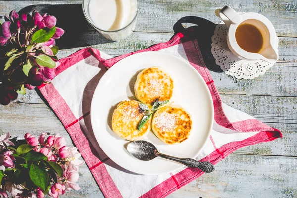 Pancake ricotta con menta e zucchero a velo, fiori, b — Foto Stock