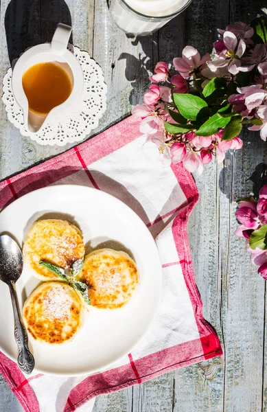 Keso pannkakor med mynta och florsocker, blommor, till — Stockfoto