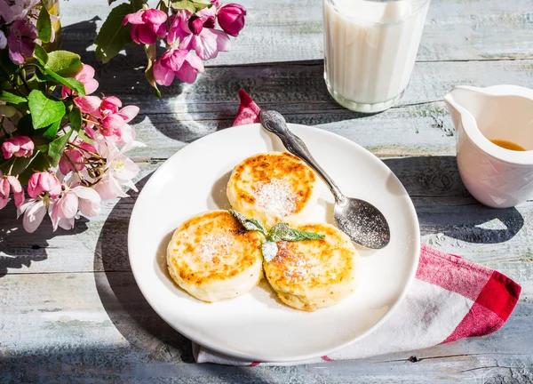 Kaas pannenkoeken met mint en gepoederde suiker, bloemen, gezonde b — Stockfoto