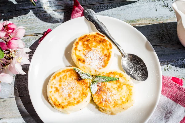 Kaas pannenkoeken met mint en gepoederde suiker, bloemen, gezonde b — Stockfoto