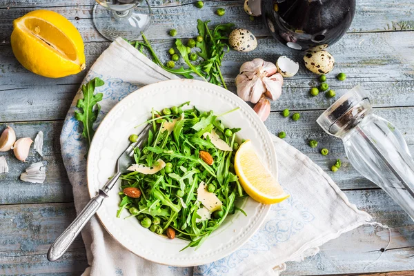 Insalata verde fresca con rucola, formaggio, mandorle, limone e oliva — Foto Stock