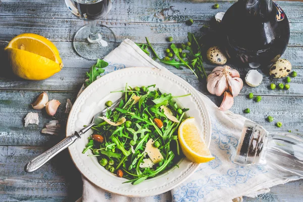 Friss zöld saláta sült saláta kitûnõ, a sajt, a mandula, a citrom és olívaolaj — Stock Fotó