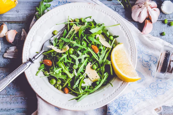 Insalata verde fresca con rucola, formaggio, mandorle, limone e oliva — Foto Stock