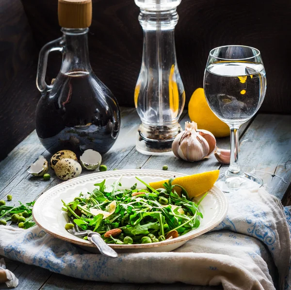 Insalata verde con rucola, formaggio, mandorle, limone, aglio — Foto Stock