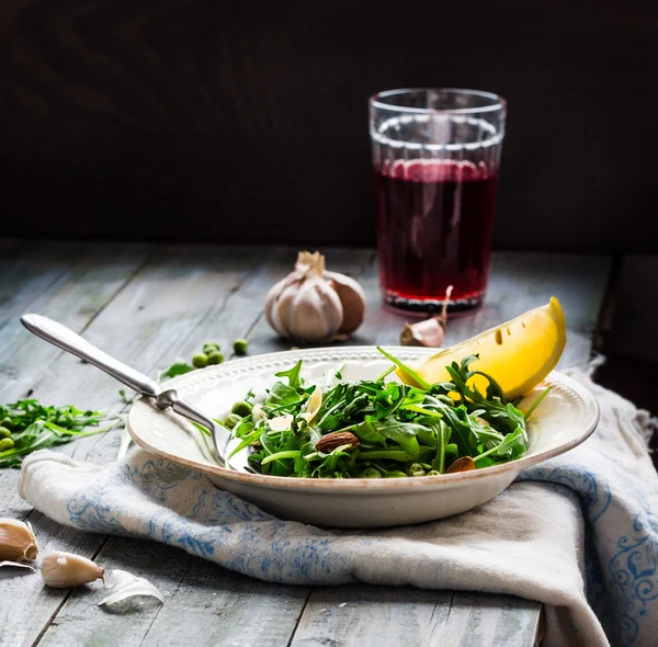 Insalata verde con rucola, formaggio, mandorle, limone, aglio — Foto Stock