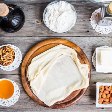 Ev yapımı baklava, phyllo hamur, fındık, yapmak için malzemeler bilemek