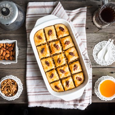 Bal ve fındık, rustik, geleneksel Türk d tatlı baklava