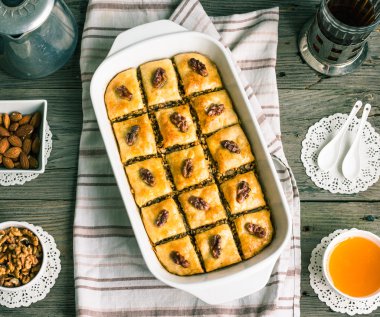 Bal ve fındık, rustik, geleneksel Türk tatlı baklava