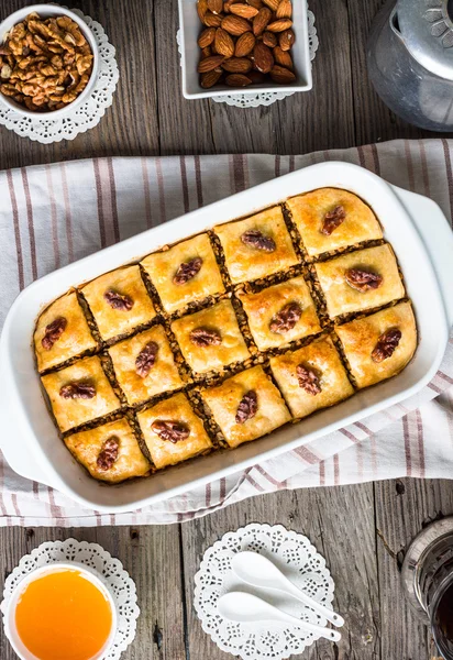 Dolce baklava con miele e noci, rustico, tradizionale turco d — Foto Stock