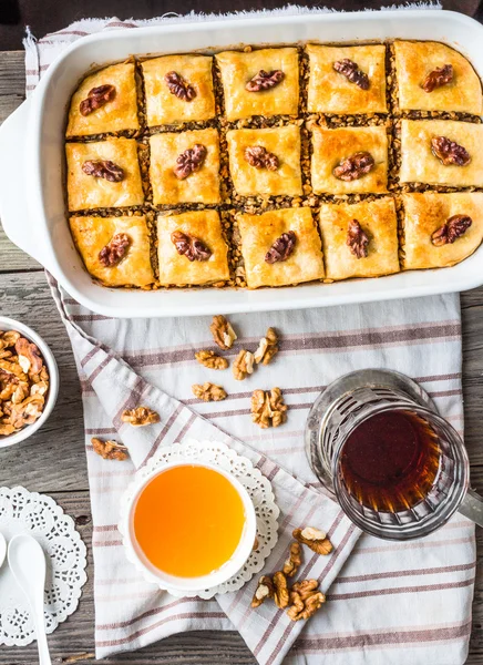 Sladká baklava s medem a ořechy, rustikální, tradiční turecké d — Stock fotografie