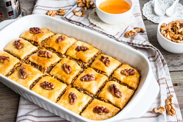 Homemade baklava with honey and walnuts in a white bowl, selecti — Stock Photo, Image