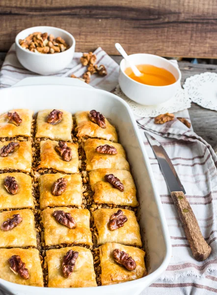 Turecký domácí baklava s medem a ořechy v bílé misce — Stock fotografie