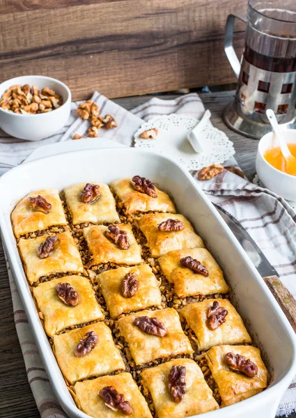 Baklava caseiro turco com mel e nozes em uma tigela branca — Fotografia de Stock