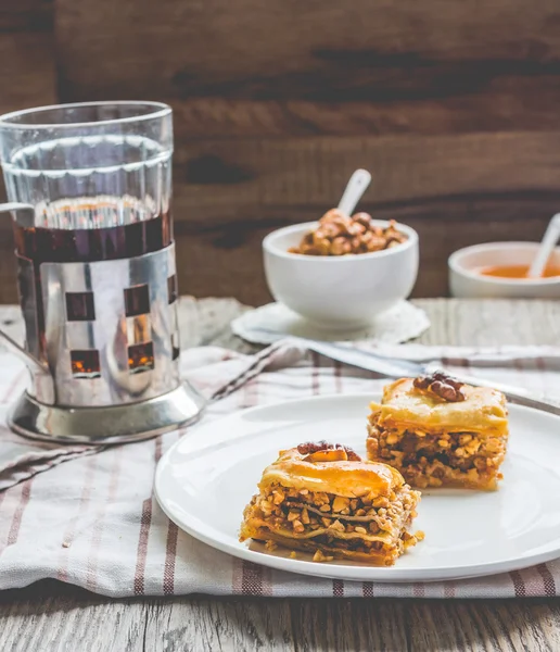 蜂蜜とナッツ、素朴なトルコのデザートとバクラヴァの部分 — ストック写真