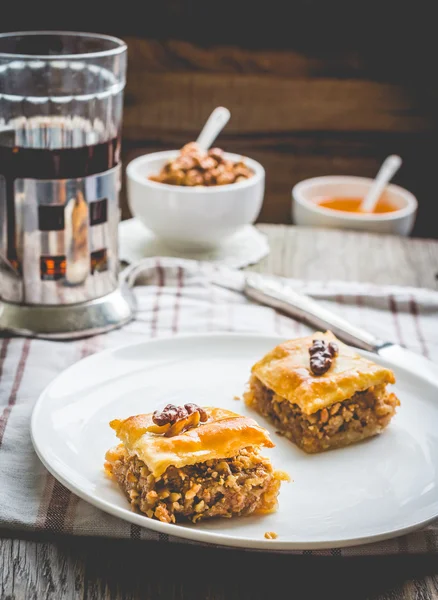 Pedaços de baklava com mel e nozes, rústico, sobremesa turca — Fotografia de Stock