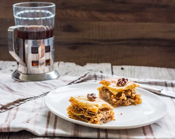 Pedaços de baklava com mel e nozes, rústico, sobremesa turca — Fotografia de Stock