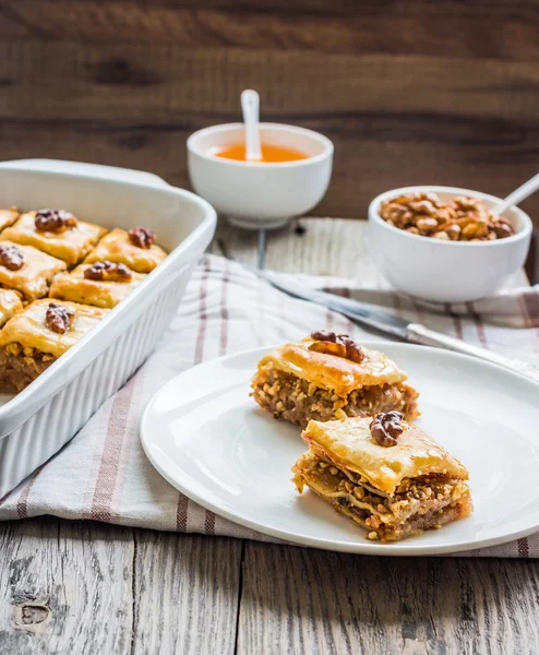 Кусочки паклавы с медом и орехами, деревенский, турецкий десерт — стоковое фото