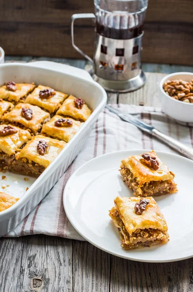 Kousky baklavy s medem a ořechy, rustikální, turecký dezert — Stock fotografie