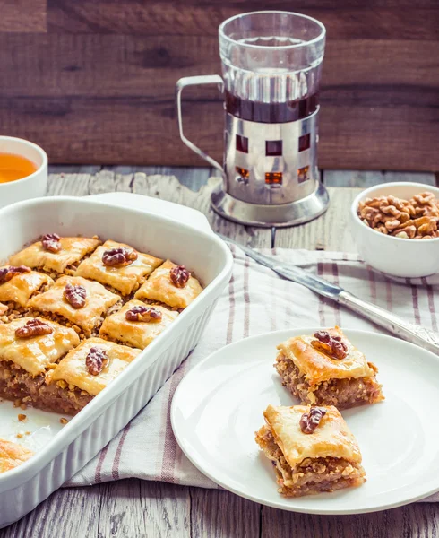 Pedaços de baklava com mel e nozes, rústico, sobremesa turca — Fotografia de Stock