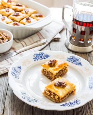 plaka, yeşil bahçe zemin üzerine tatlı baklava parçaları