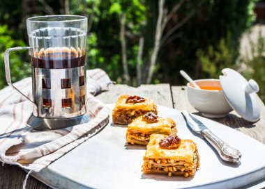 plaka, yeşil bahçe zemin üzerine tatlı baklava parçaları