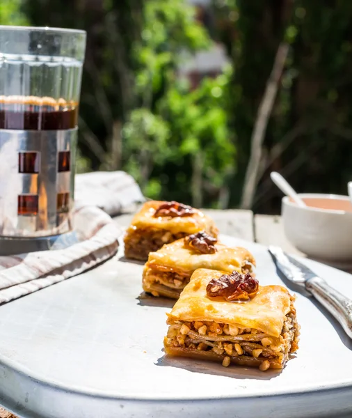 Pedaços de baklava doce, fundo do jardim, foco seletivo — Fotografia de Stock