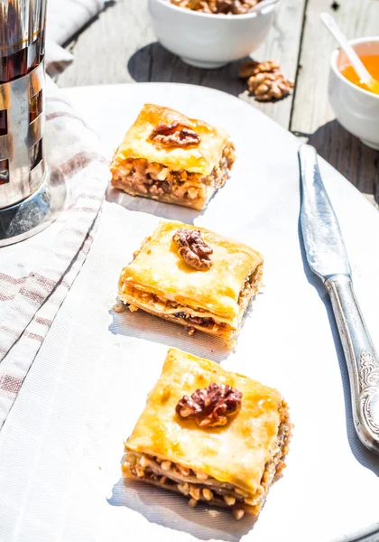 Kusů sladká baklava, zahradní pozadí, selektivní zaměření — Stock fotografie