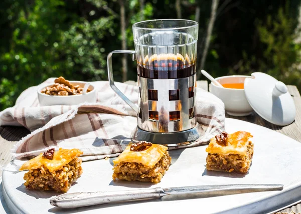 Piezas de baklava dulce, fondo de jardín, enfoque selectivo — Foto de Stock