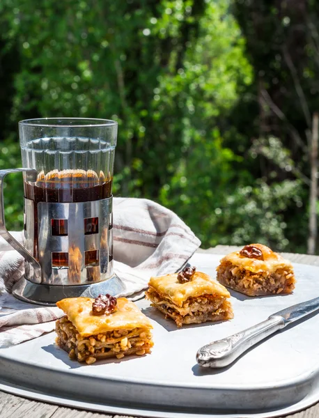 Pedaços de baklava doce, fundo do jardim, foco seletivo — Fotografia de Stock