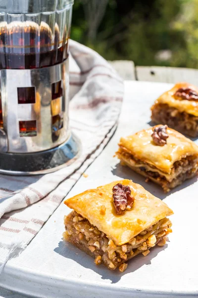 Sztuk słodki baklava, ogród tło, selektywne focus — Zdjęcie stockowe