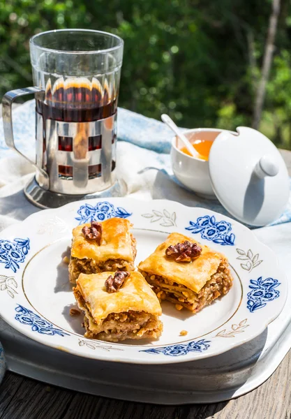 Kusů sladká baklava, zahradní pozadí, selektivní zaměření — Stock fotografie