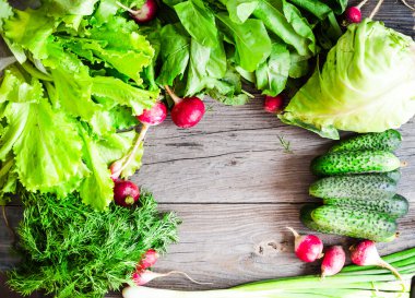 bir tahta masa, vegan, metin için yer üzerinde taze yeşil sebze