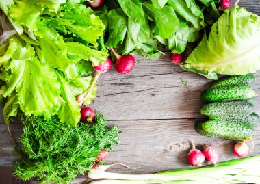 bir tahta masa, vegan, t için yer üzerinde taze yeşil sebze karışımı