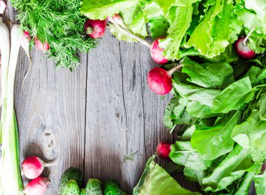 bir tahta masa, vegan, üstten görünüm taze yeşil sebze