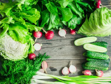 bir tahta masa, vegan, metin için yer üzerinde taze yeşil sebze