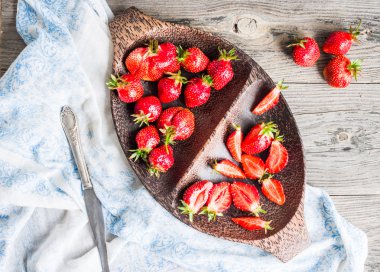 Ahşap plaka, rustik arka plan üzerinde taze çilek