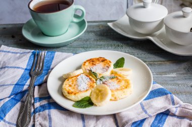 süzme peynir krep muz, pudra şekeri ve taze mi