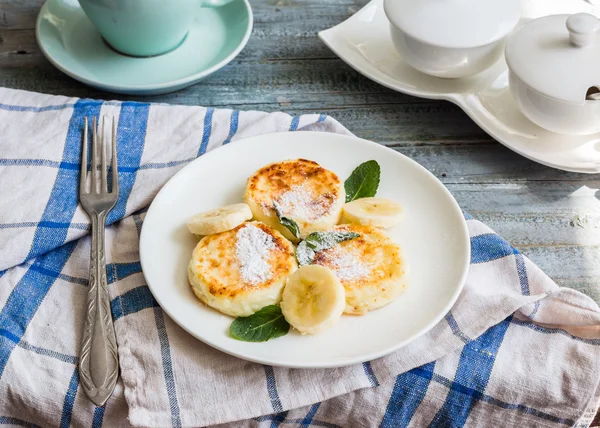 Keso pannkakor med banan, strösocker och färska mi — Stockfoto