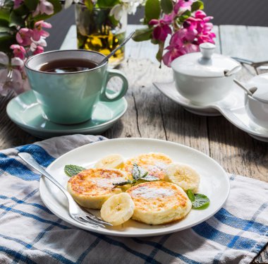 Krep muz, pudra şekeri ve mi süzme peynir