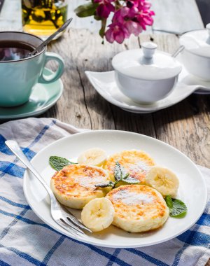 Krep muz, pudra şekeri ve mi süzme peynir