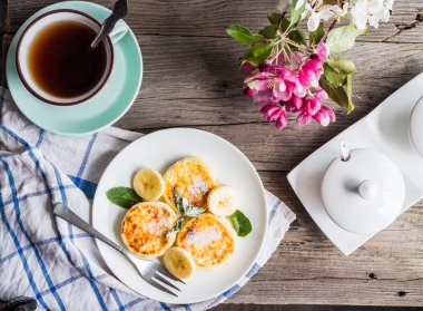 Krep muz, pudra şekeri ve mi süzme peynir