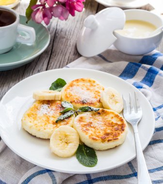 Krep muz, pudra şekeri ve mi süzme peynir