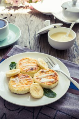 Krep muz, süzme peynir yoğunlaştırılmış süt, seçme
