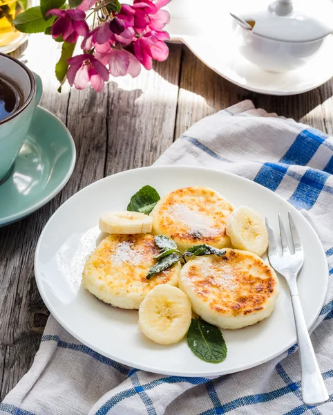 Pannkakor från keso med banan, strösocker och mi — Stockfoto