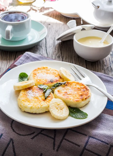 Panquecas de queijo cottage com banana, leite condensado, selecione — Fotografia de Stock