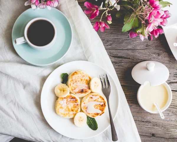 Homemade cottage cheese pancakes  with banana, condensed milk,br — Stock Photo, Image