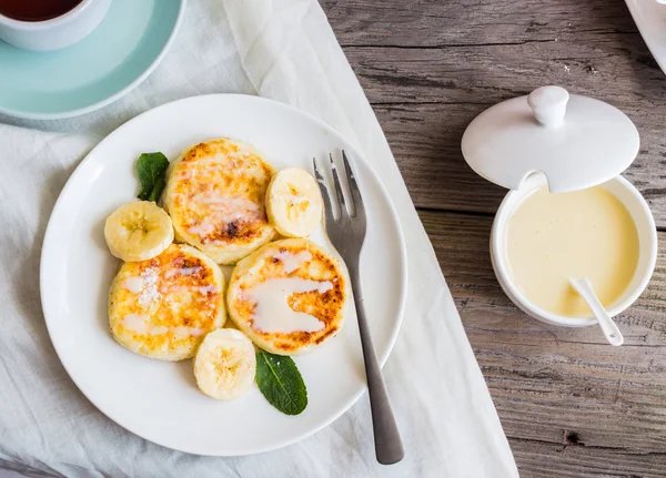 Hemmagjorda keso pannkakor med banan, kondenserad mjölk, br — Stockfoto