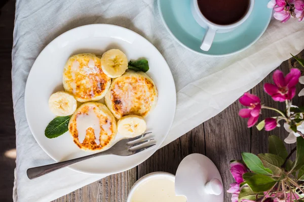 Hemmagjorda keso pannkakor med banan, kondenserad mjölk, br — Stockfoto