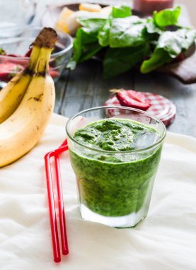 Ispanak, kivi, nane ve muz, yaz yeşil yüzlü